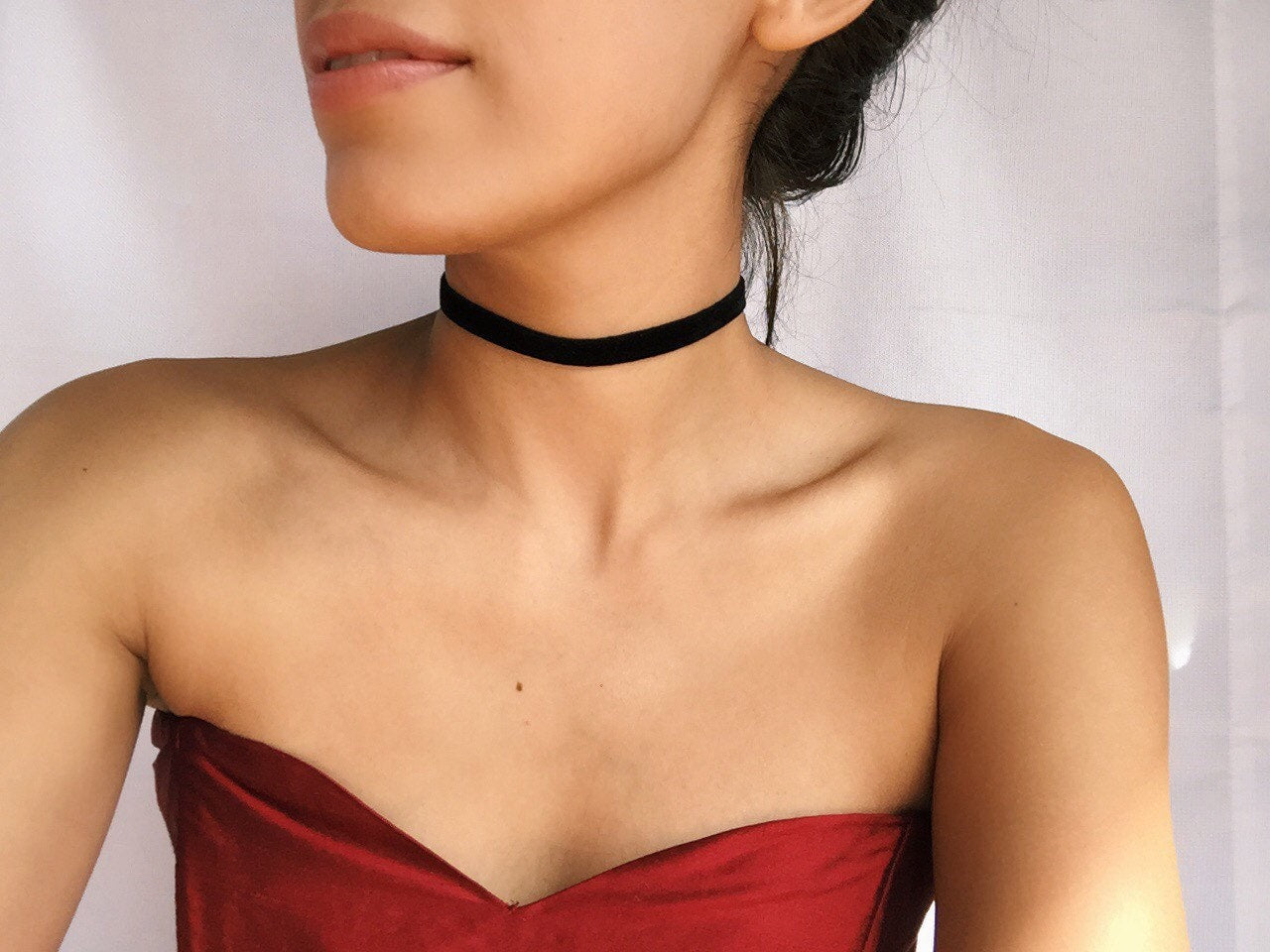 Thin black velvet choker