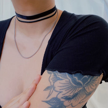 Thin black velvet choker