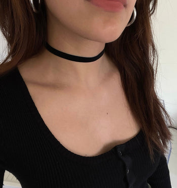 Thin black velvet choker